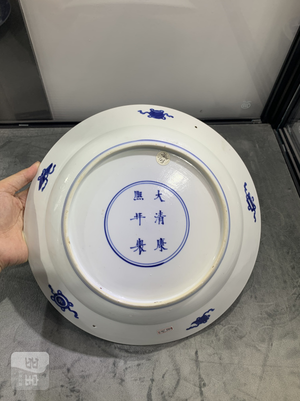 清康熙青花惠明寄书人物故事纹折沿大盘 - 图6